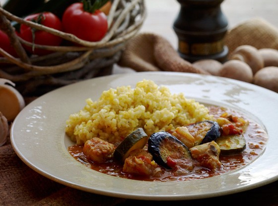 トマトの無水カレー・ターメリックブラウンライス添え