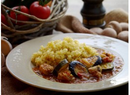 トマトの無水カレー・ターメリックブラウンライス添え